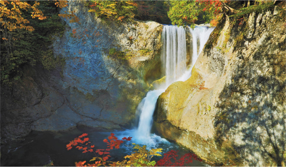写真:紅葉が荘厳な大滝の味わい