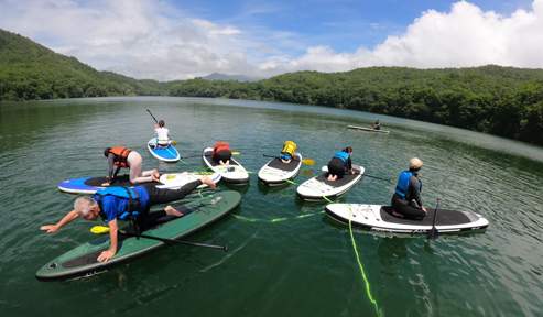 写真：湖上で楽しむSUPヨガ